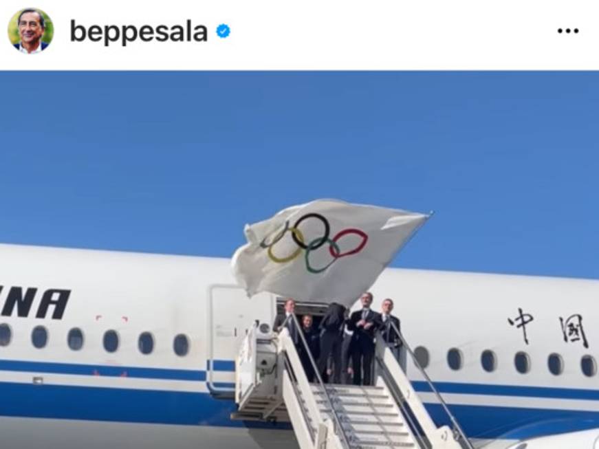 Olimpiadi Milano-Cortina: la bandiera olimpica in Italia