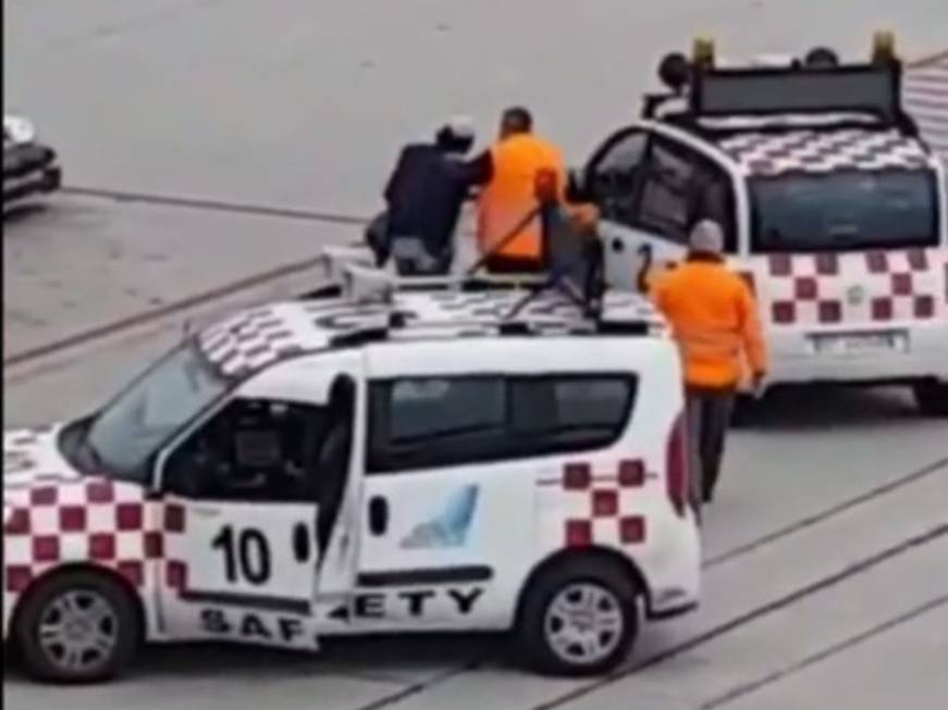 Venezia, scavalca i controlli e attraversa la pista per prendere l’aereo. Il video