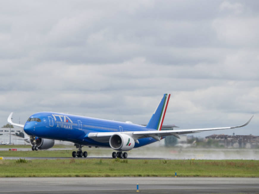 Ita Airways, decollail nuovo A350 con livrea azzurra: guarda il video