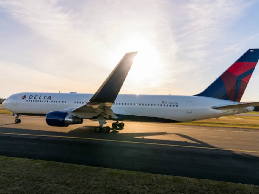 Viaggia da solo su un volo Delta: il video dell’avventura