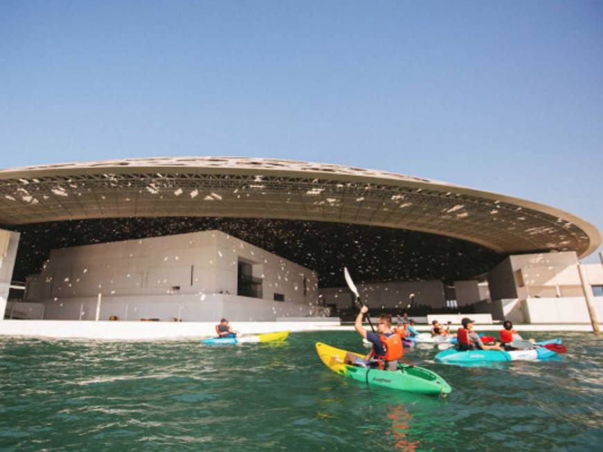 Louvre Abu Dhabi, la straordinaria visita in kayak