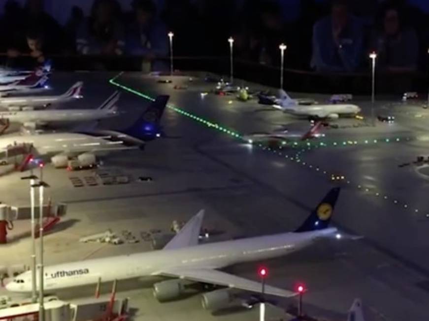 Ad Amburgo un aeroporto in miniatura, il video