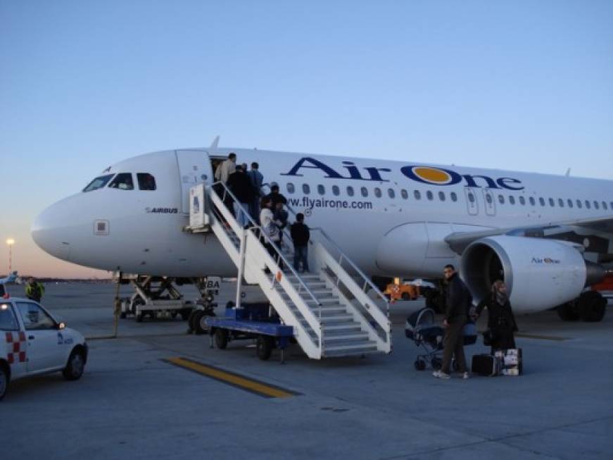 Air One taglia Napoli e Praga da Malpensa