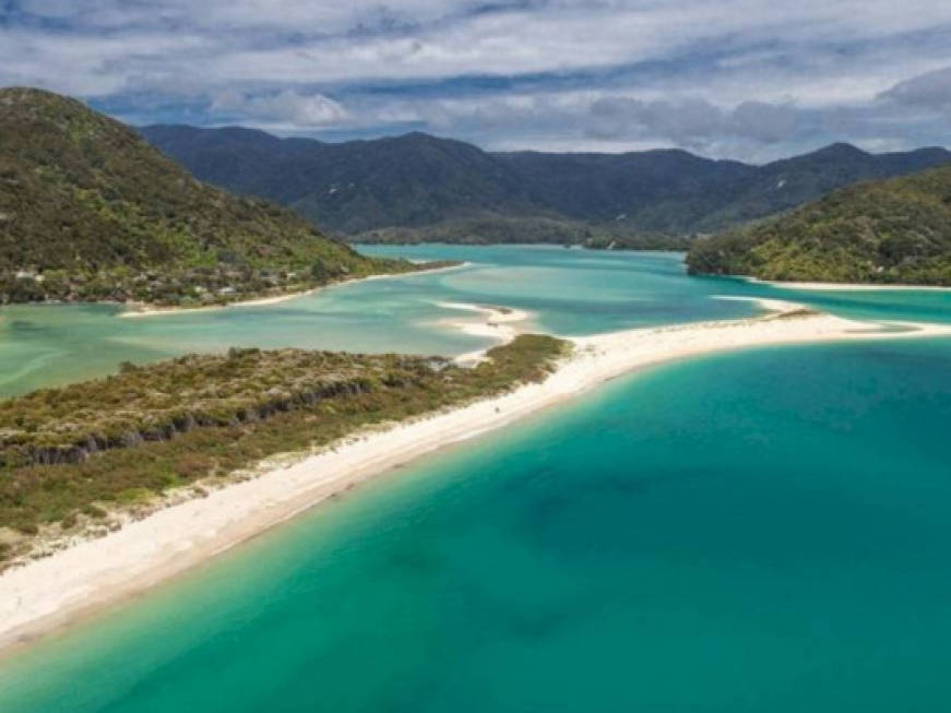 Nuova Zelanda, i cittadini salvano la spiaggia di Awaroa con il crowdfunding