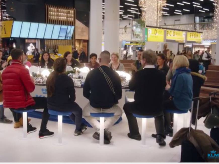 Il Natale di Klm: pranzo in aeroporto per non stare soli. Il video