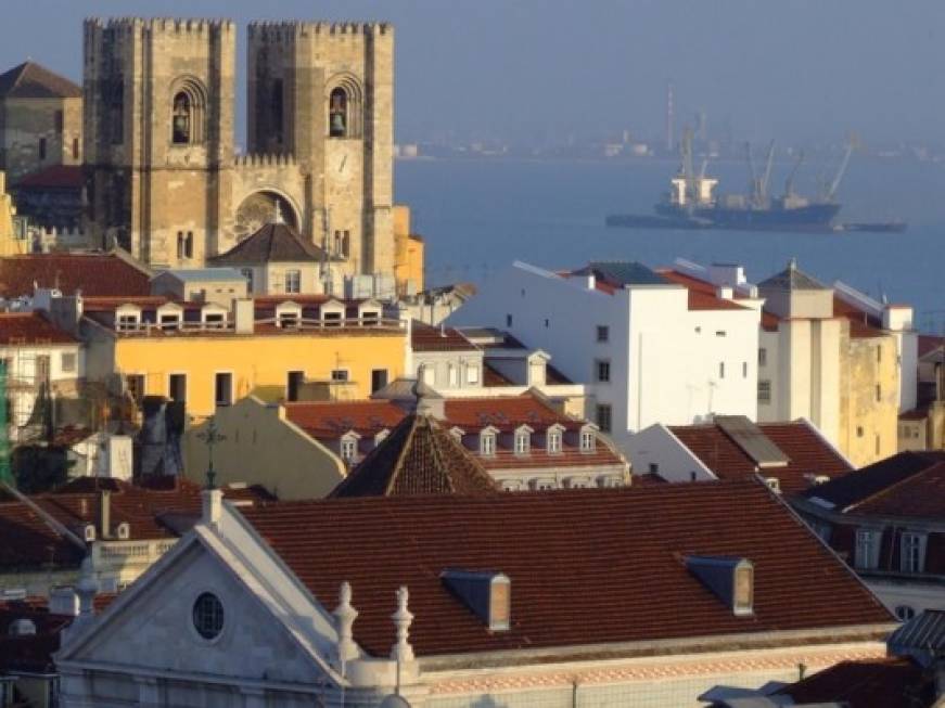 Lisbona introduce una doppia tassa sul turismo