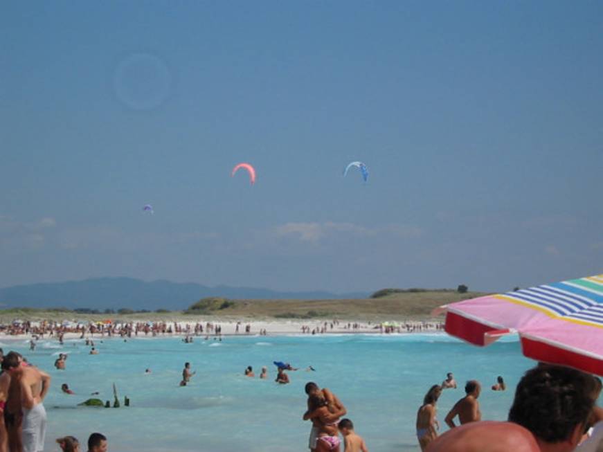 Spiaggia paradisiaca frutto del bicarbonato: ma ai turisti piace