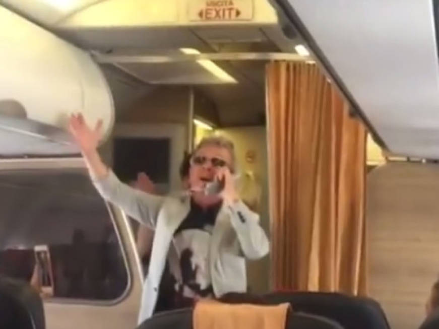 Testimonial a sorpresa: lamentele sul volo Alitalia, ma Pupo riporta la calma cantando. Il video