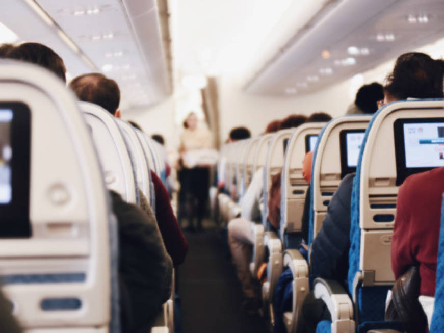Gli esperti avvertono: “Mascherine sui voli obbligatorie ancora a lungo”