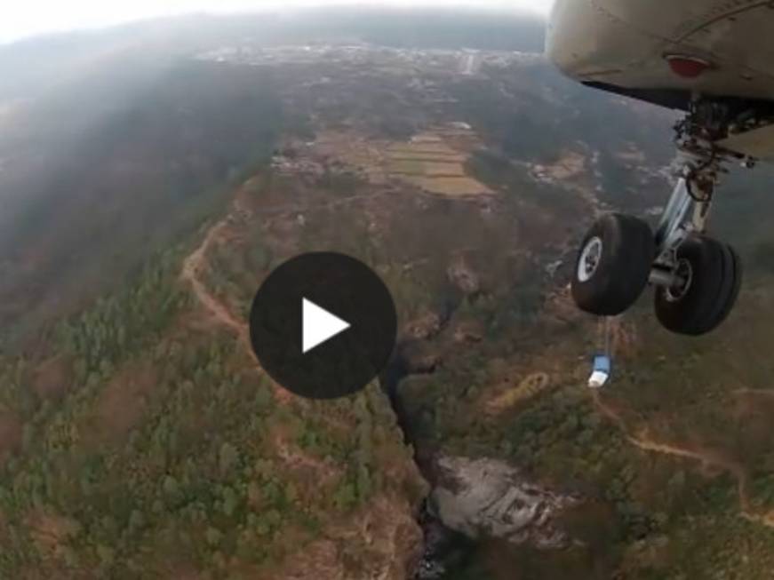 La pista di atterraggio più pericolosa del mondo è in Nepal: il filmato