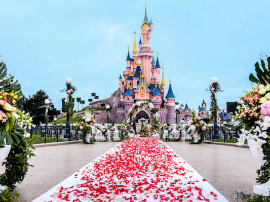 Un matrimonio da favola a Disneyland Paris, il parco apre agli sposi