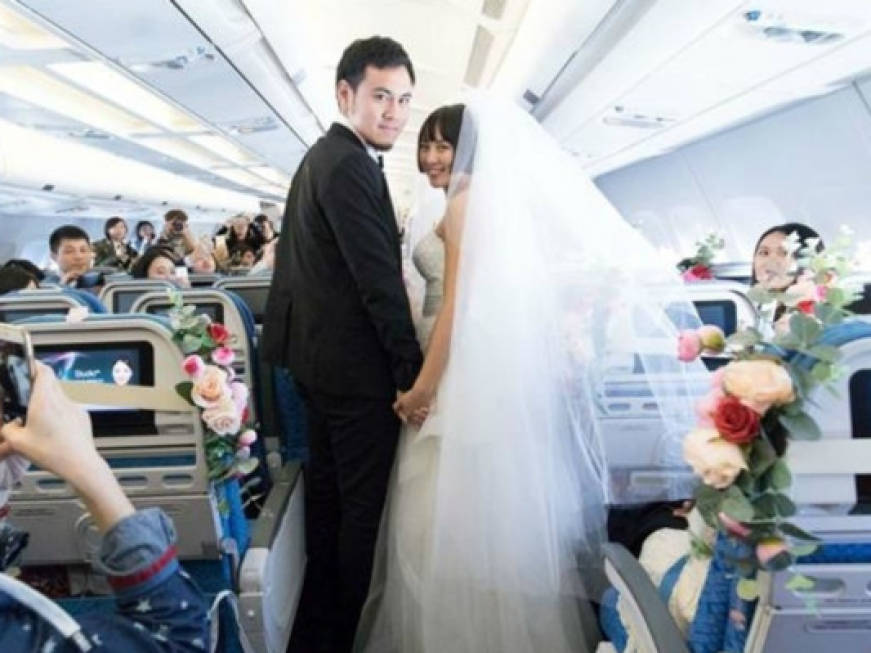 Matrimonio ad alta quota: una coppia dice &amp;#39;sì&amp;#39; a bordo di un aereo Cathay Dragon