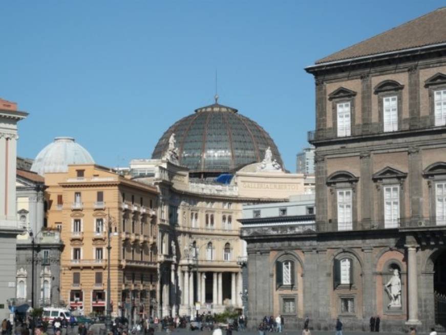 Napoli paralizzata per i bus fermi: mancano i soldi per il carburante