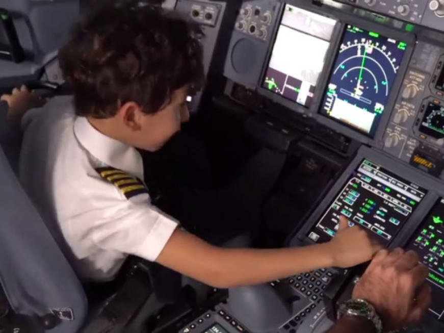 Storia del piccolo capitano Adam, il bambino diventato pilota Etihad: il video