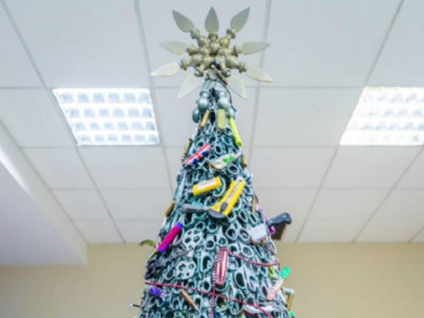 All’aeroporto di Vilnius l’albero di Natale ‘alternativo’