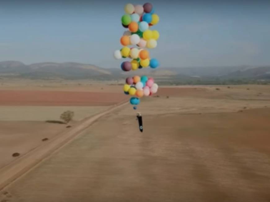 Se Up diventa realtà, agente di viaggi vola per 24 chilometri spinto da cento palloncini