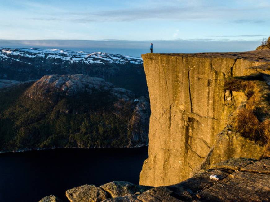 Norvegia, pazza idea: un hotel sul Preikestolen sospeso sui fiordi