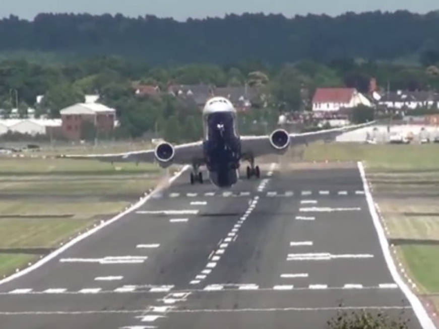 Boeing atterra e decolla in pochi secondi, la prodezza in un video