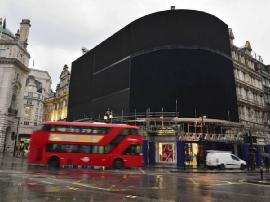 Piccadilly Circus: luci spente fino in autunno a Londra