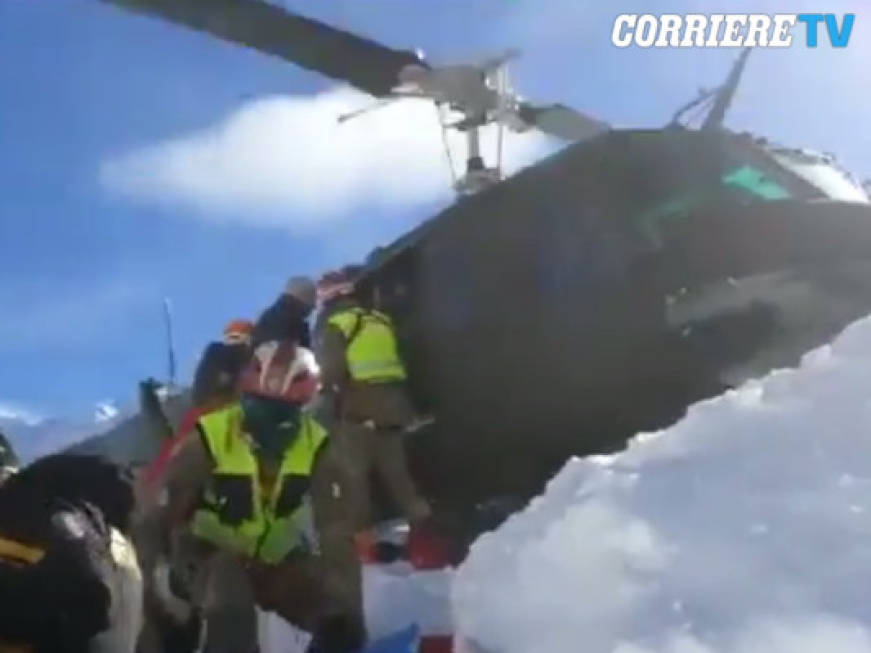Valanghe in Val Venosta, turisti salvati con l’elicottero: le immagini