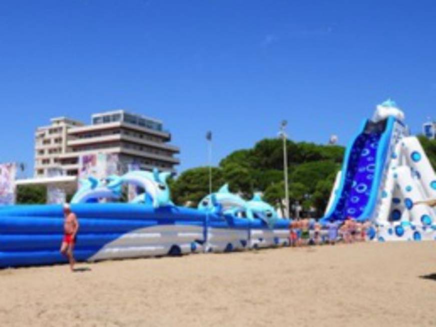 Sulla spiaggia di Lignano lo scivolo gonfiabile più grande d’Europa