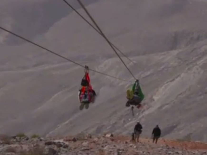 Negli Emirati Arabi la zipline più lunga del mondo, il video