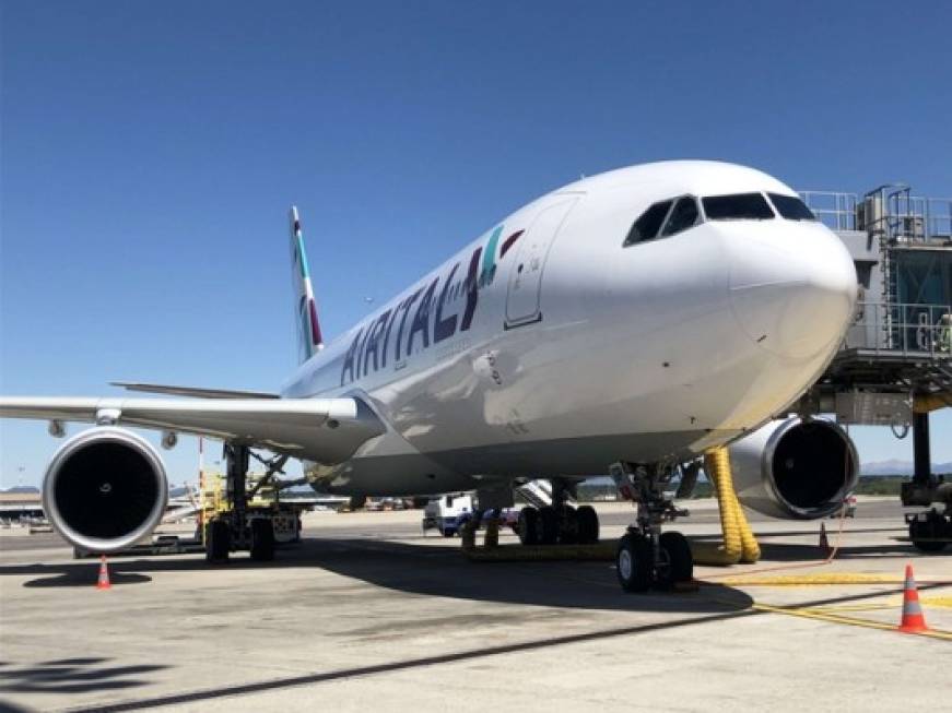 Air Italy, Catalfo: “Al lavoro per la ricollocazione dei dipendenti”