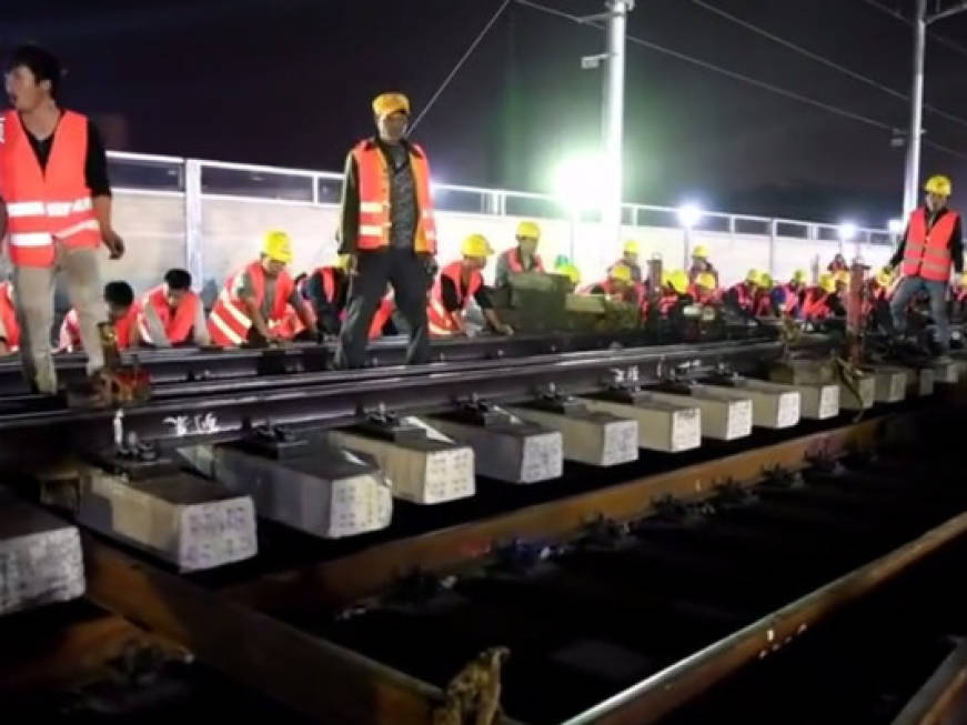 Un collegamento ferroviario costruito in 9 ore: lo spettacolare video dalla Cina