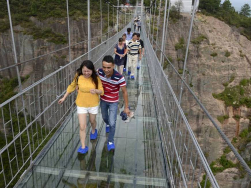 Turismo da brivido, le immagini del ponte di vetro sospeso nel vuoto