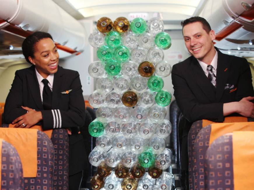 easyJet presenta le nuove uniformi realizzate con bottiglie riciclate