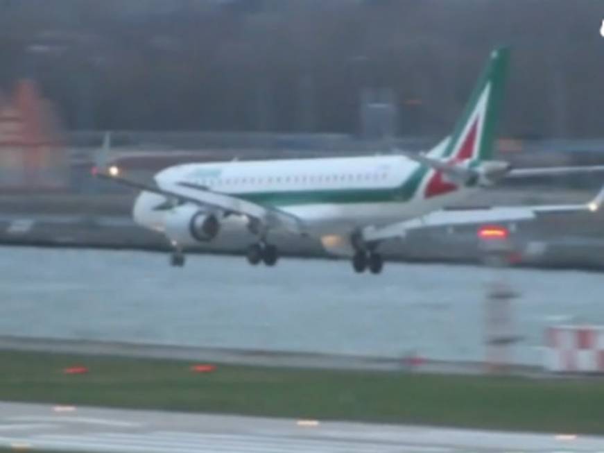 Atterraggio difficile per il troppo vento a Londra, l&amp;#39;aereo Alitalia rimbalza e riparte