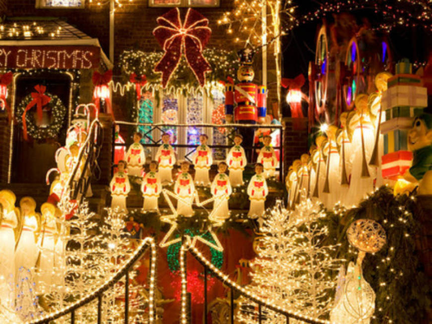 La battaglia delle luci di Natale: le foto dell’altra New York di Dyker Heights