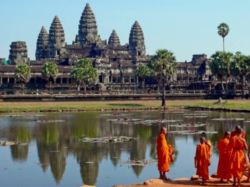 Nuove regole per i turisti a Angkor Wat in Cambogia, stop ai selfie con le scimmie