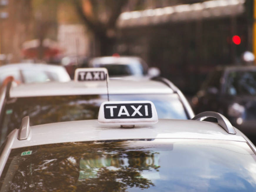 Stop all’ordinanza per regolare i taxi a Fiumicino: tutto da rifare
