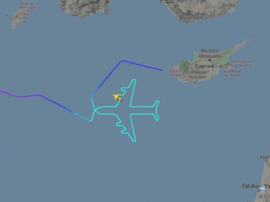 L’ultimo volo del B747 El Al è da artista: i piloti disegnano un aereo in cielo