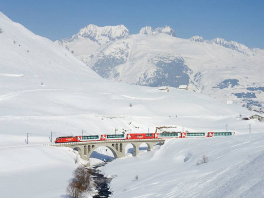 Glacier Express, il treno che viaggia tra le nevi delle Alpi Svizzere