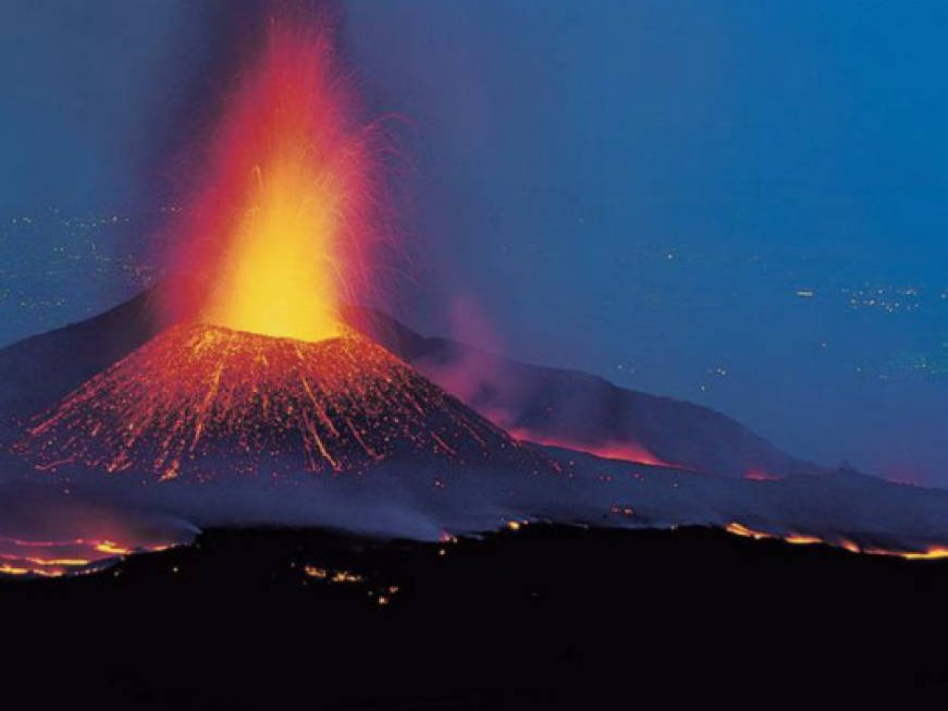 L&amp;#39;Etna torna ad eruttare, il video