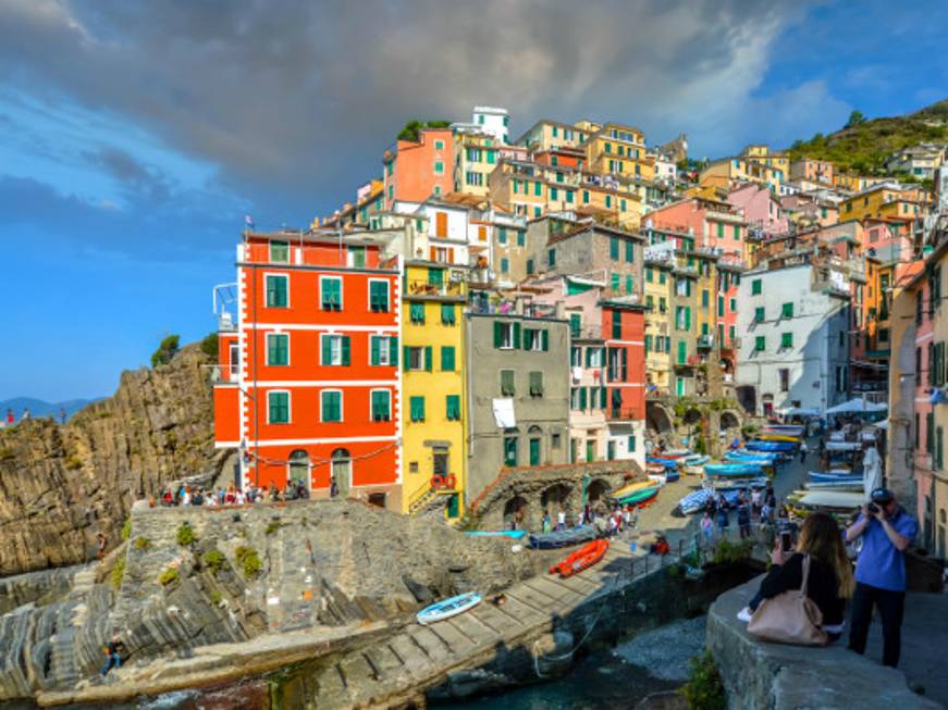 Cinque Terre assediate dai turisti, ma Toti dice no al numero chiuso