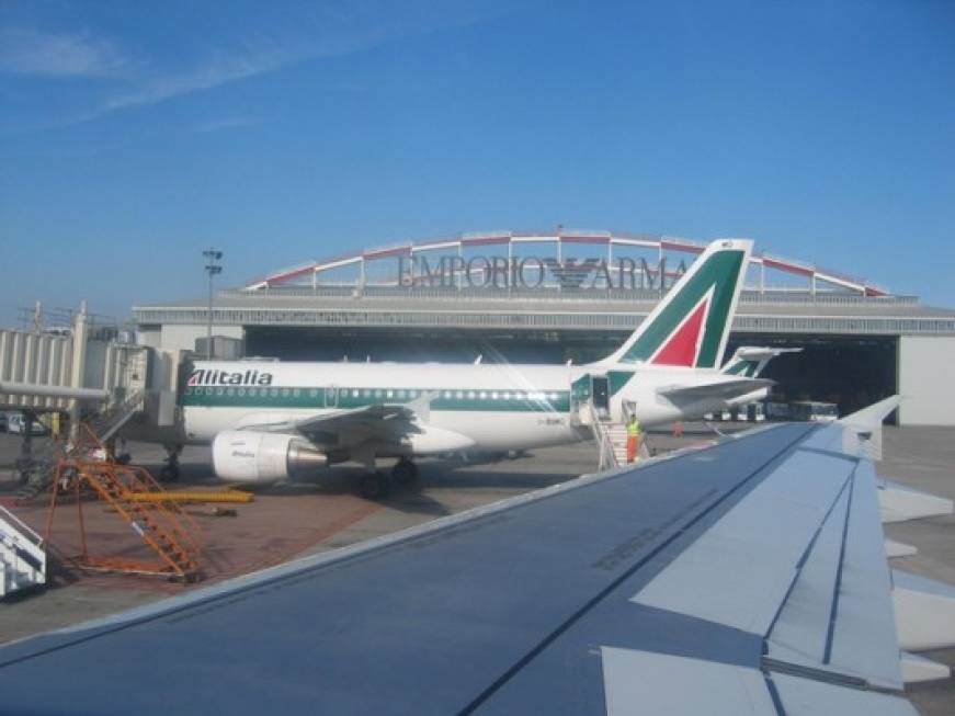 Sciopero a Milano Linate domani, Alitalia riduce i voli