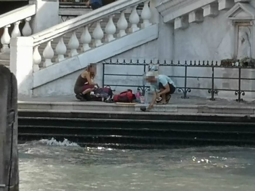 Farsi il caffè sui gradini di Rialto costa mille euro: multa e Daspo a due turisti stranieri a Venezia