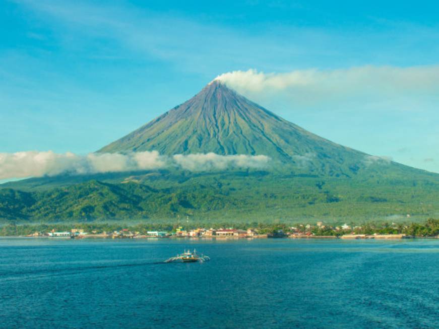 Filippine, erutta il vulcano Mayon: limitazioni ai voli