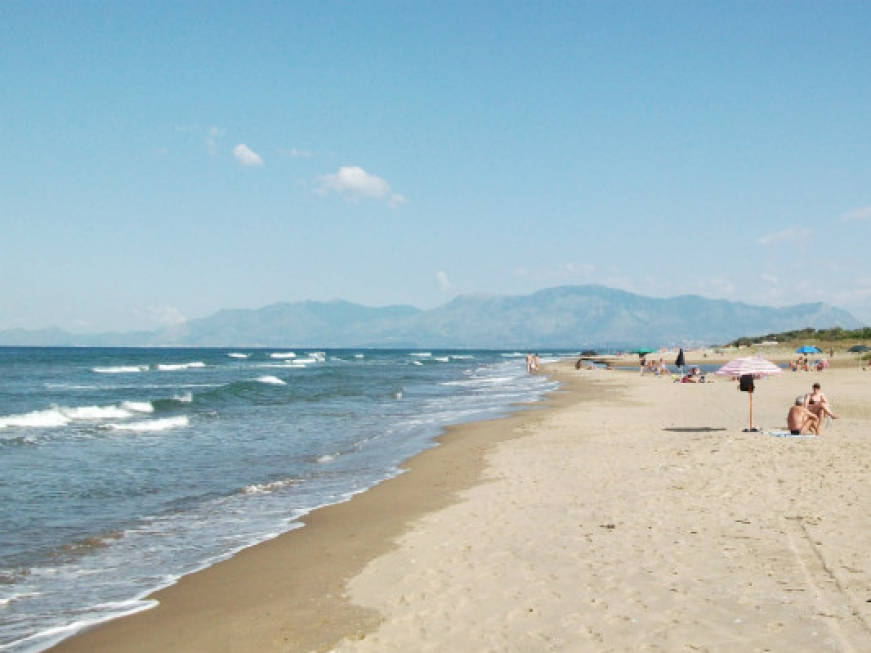 Lido balneare abusivo a Caserta, sequestrata la spiaggia
