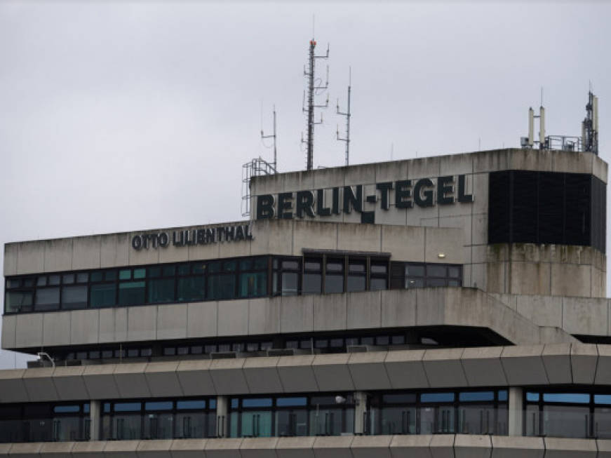 Dalle sedie agli spazzaneve: l'aeroporto Tegel mette all'asta i propri 'cimeli'
