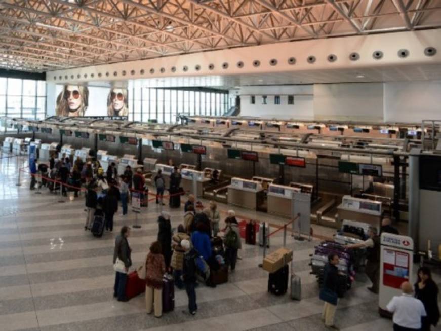Assaeroporti: traffico aereo a luglio in calo del 45 per cento sul 2019