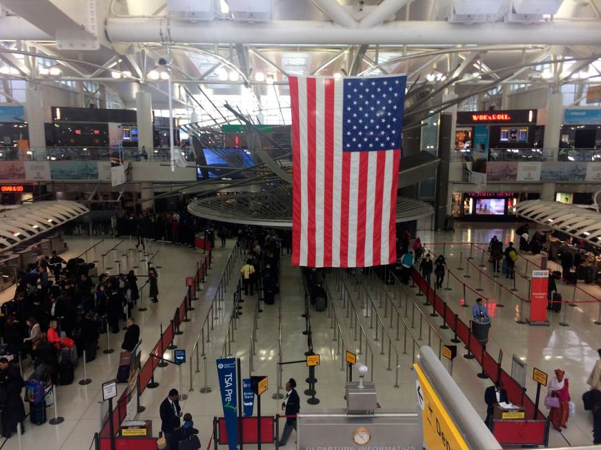 Usa versole elezioniI viaggi per Harrise per Trump