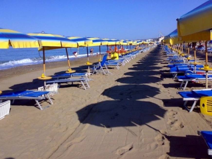 Sdraio e ombrellone: la spiaggia costa 575 euro al mese