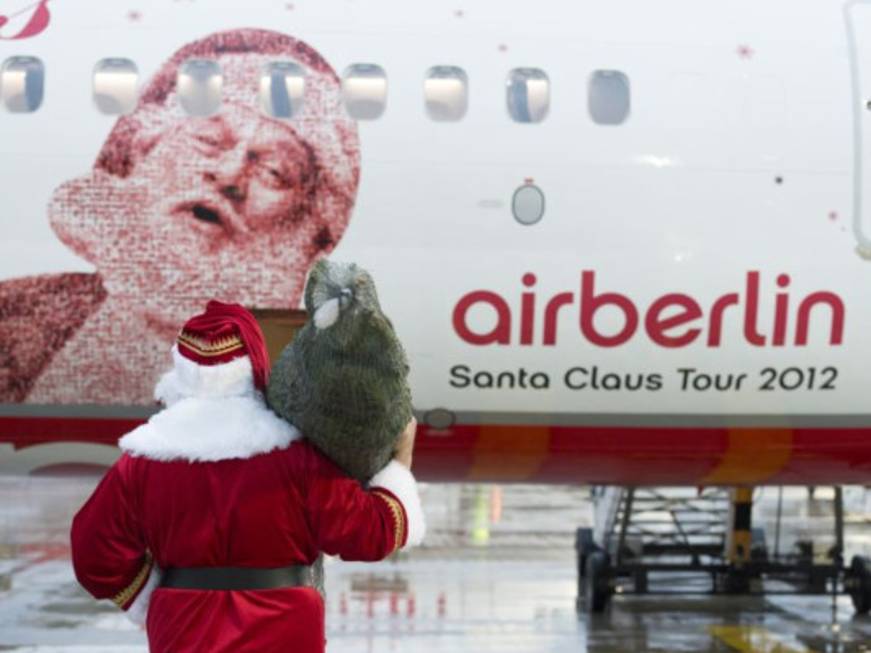 A Milano il B737 Air Berlin con la speciale livrea natalizia