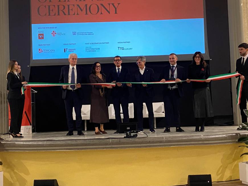 AURA, oggi il debuttoLa diretta della opening