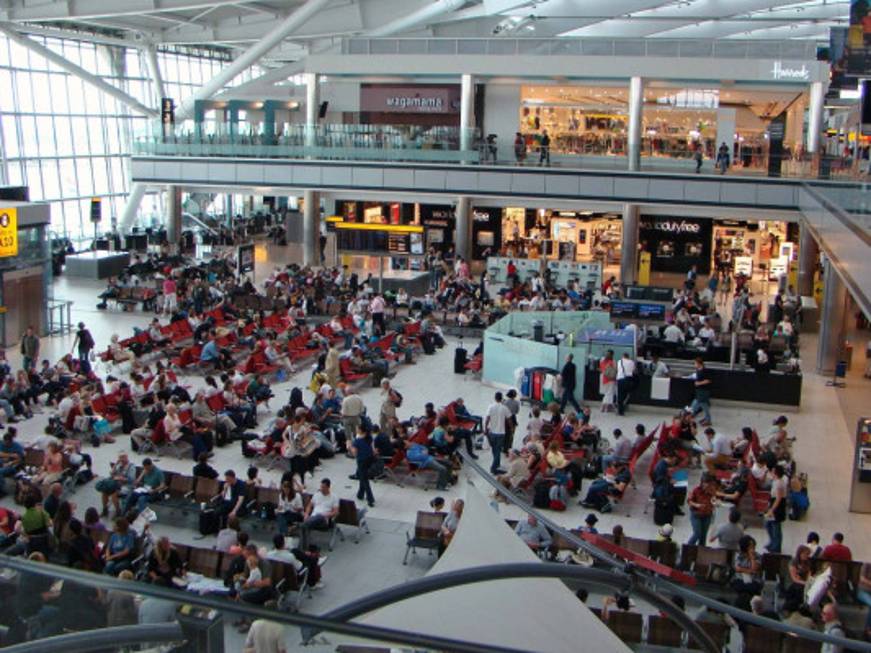 Numerosi voli cancellati oggi a Londra Heathrow