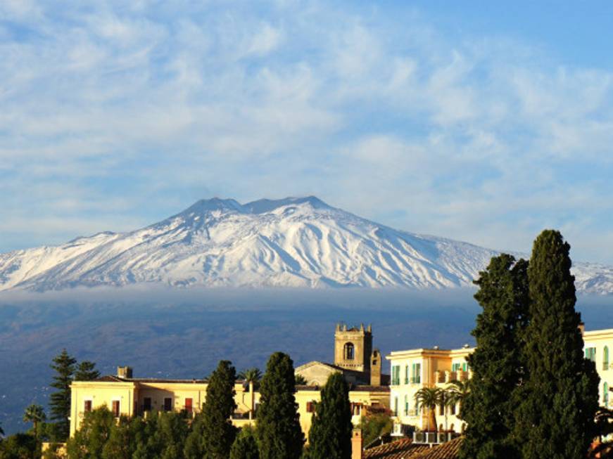 L’Etna innevato fa il tutto esaurito fino a fine febbraio